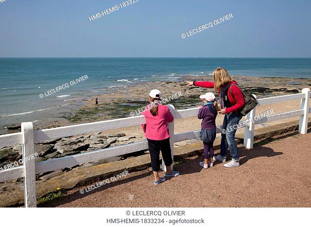 France, Pas de Calais, Audresselles, family looking at the sea