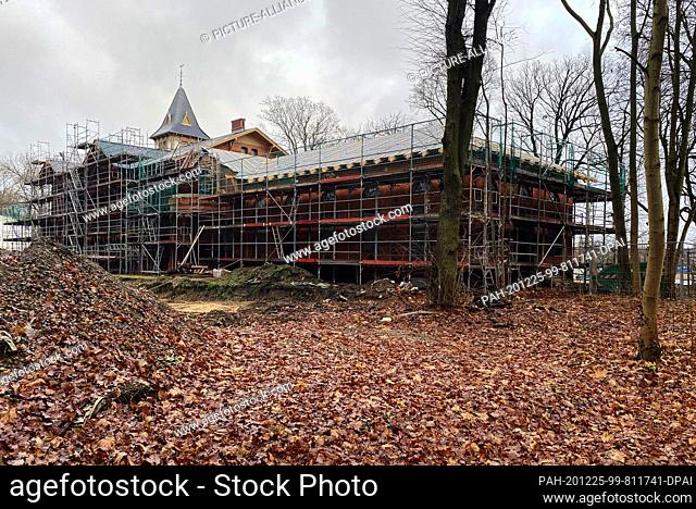 25 December 2020, Berlin: The ""Eierhäuschen"" in the Plänterwald is becoming more and more visible. After the tarpaulins have been removed