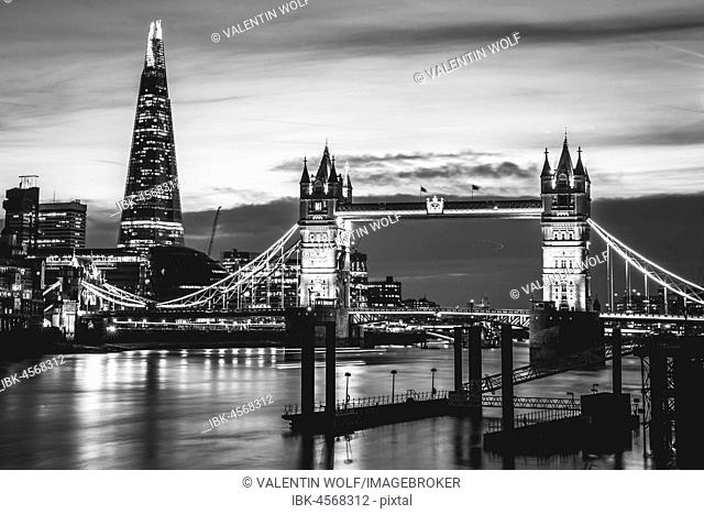Themse, Tower Bridge, The Shard, night scene, illuminated, water view, Southwark, St Katharine's & Wapping, London, England, United Kingdom