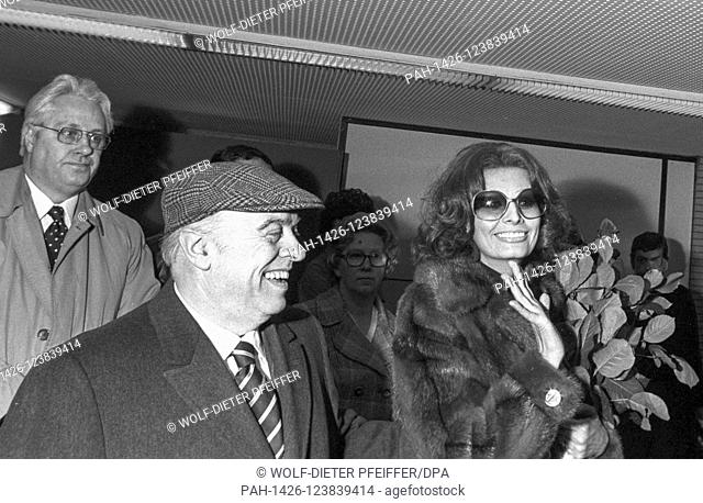 Actress Sophia Loren and her husband Carlo Ponti arrive in Hamburg on 16 April 1975 for the German premiere of the movie ""La pupa del gangster""