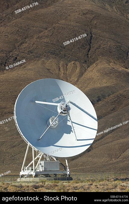 Very Large Baseline Array (VLBA) Radio telescope on a hill, Owens Valley, Big Pine, California, USA