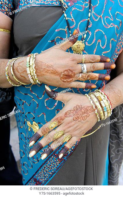Asia, India, Southwestern Madhya Pradesh State, Central India, Mandu, hands of india woman with henna tattoo