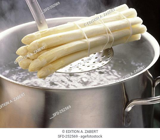 A bundle of asparagus on a skimmer over boiling water (1)