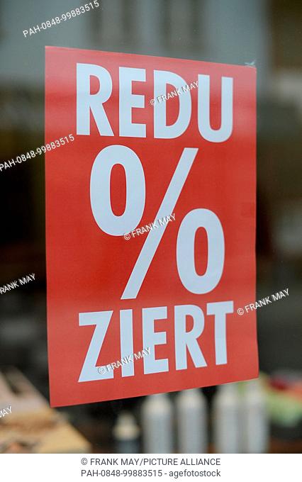 Stores advertise with signs for the winter sale , Germany, city of Göttingen, 19. February 2018. Photo: Frank May | usage worldwide