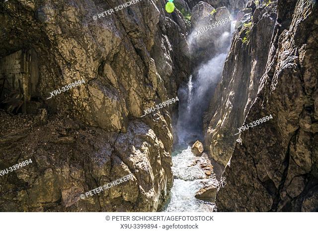 Wasserfall in der Höllentalklamm bei Grainau, Garmisch-Partenkirchen, Oberbayern, Bayern, Deutschland | waterfall at Höllentalklamm gorge in Grainau