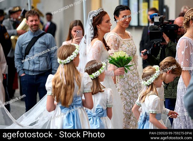 20 May 2023, Bavaria, Munich: The bride Sophie-Alexandra Evekink enters the Theatinerkirche with her florists for the church wedding to Ludwig Prince of Bavaria