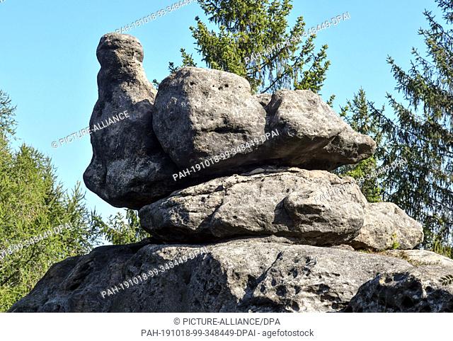 07 October 2019, Saxony, Oybin: The rock formation ""Brütende Henne"" made of sandstone near the health resort Oybin in the Zittau Mountains on the border to...