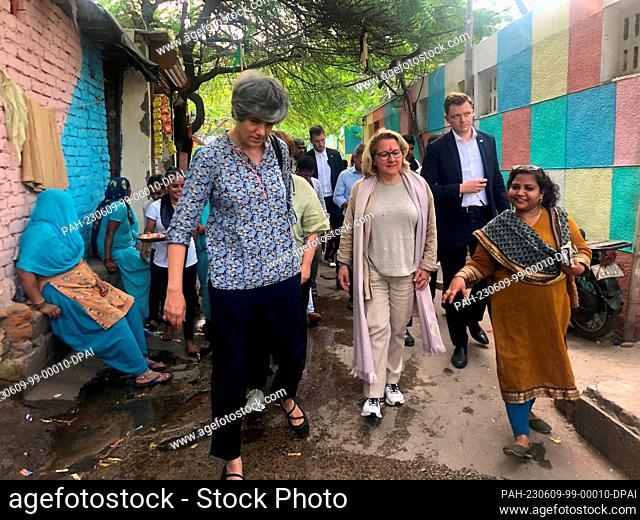 09 June 2023, India, Neu Delhi: Development Minister Svenja Schulze (SPD, 3rd from right) walks with a delegation, during her visit to India