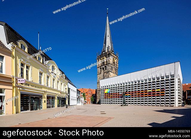 Germany, Ahaus, Westmuensterland, Muensterland, Westphalia, North Rhine-Westphalia, Catholic Church St. Mariae Himmelfahrt at the market