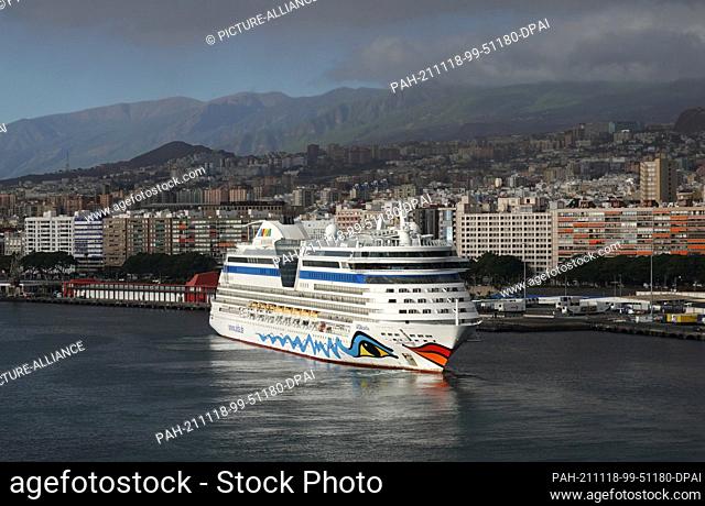 26 October 2021, Spain, Teneriffa: The cruise ship Aida bella reverses to the berthing position in the port of Santa Cruz de Tenerife