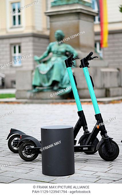 E-scooters are standing at a walkway, Germany, city of Düsseldorf, 03. September 2019. Photo: Frank May | usage worldwide