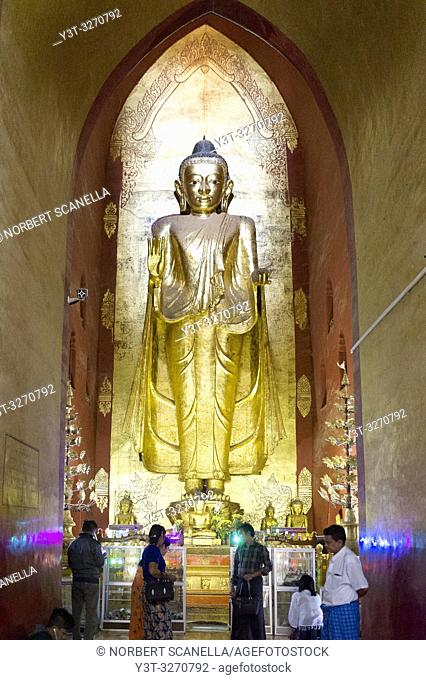 Myanmar (ex Birmanie). Bagan, région de Mandalay. Temple de l'Ananda. Grand Bouddha debout mesurant neuf mètres de haut / Myanmar (ex Birmanie)