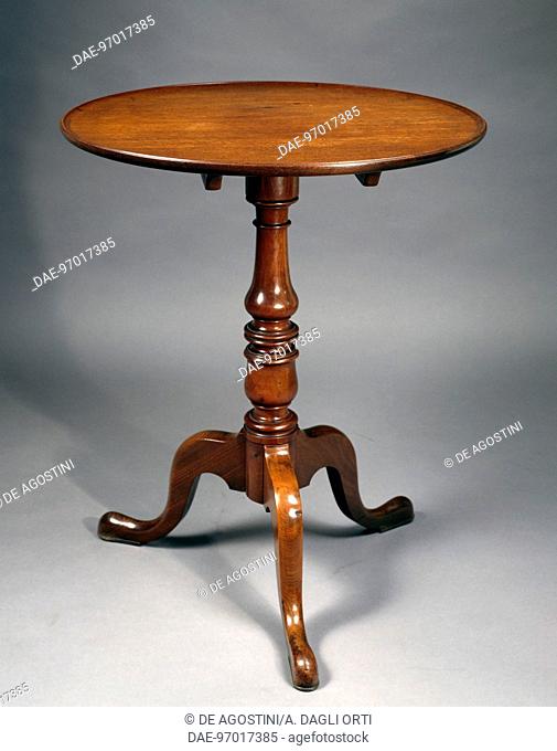 Round Regency style mahogany table, 1810-1815. United Kingdom, 19th century