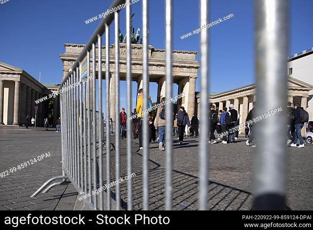 22 September 2022, Berlin: Barrier fences for the Berlin Marathon stand at the Brandenburg Gate. The construction work for the Berlin Marathon is in full swing