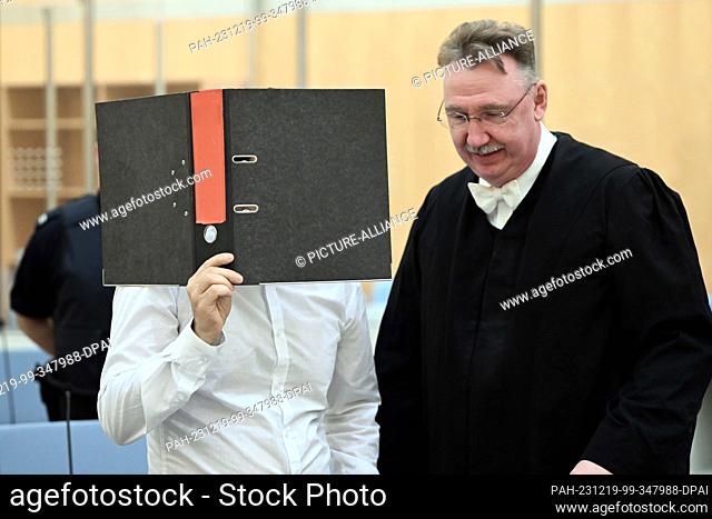 19 December 2023, North Rhine-Westphalia, Duesseldorf: The defendant waits with his lawyer Jörg Tigges in the courtroom of the Higher Regional Court for the...