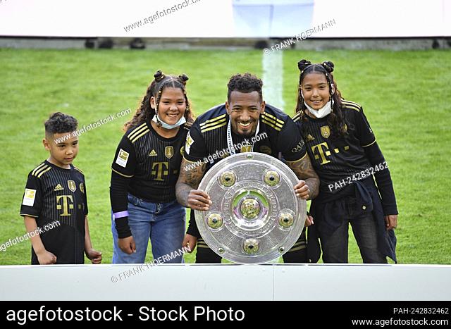 Jerome BOATENG (M) with the German championship trophy and his children Soccer 1. Bundesliga, 34th matchday, FC Bayern Munich - FC Augsburg, on May 22nd