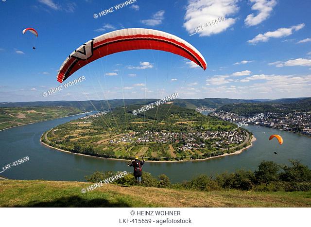 Paraglider at the Rhine sinuosity near Boppard, Rhine river, Rhineland-Palatinate, Germany