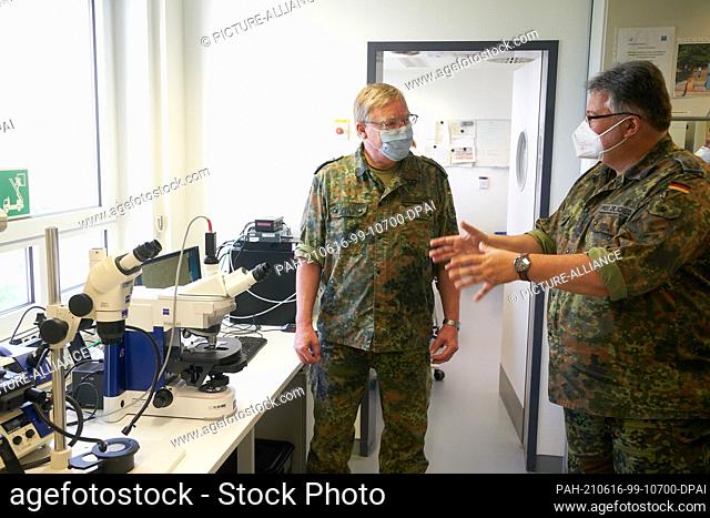 09 June 2021, Rhineland-Palatinate, Koblenz: Lieutenant Colonel Patrick Leander Scheid (r) and Surgeon General Dr. Stefan Kowitz conduct research at the...