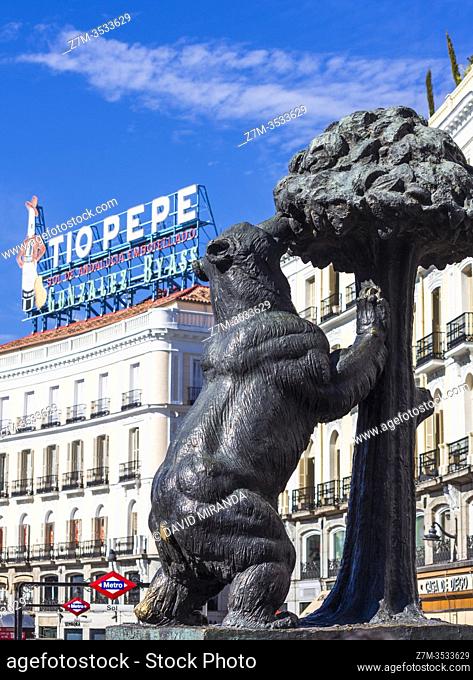 Estatua del Oso y el Madroño en la Puerta del Sol de Madrid. España