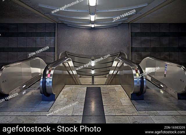 Rolltreppe der U-Bahn Station Westentor, Dortmund, Ruhrgebiet, Nordrhein-Westfalen, Deutschland, Europa