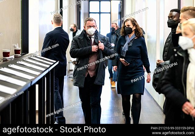 10 December 2021, Berlin: Bodo Ramelow (Die Linke, l), Prime Minister of Thuringia and acting President of the Bundesrat