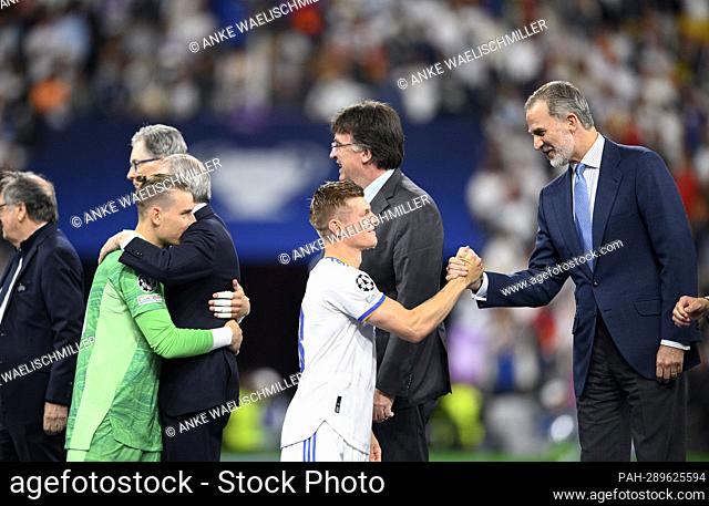 Award ceremony, Toni KROOS (Real) claps Felipe VI. (King of Spain) from, l. goalwart Andriy LUNIN (Real) Soccer Champions League Final 2022