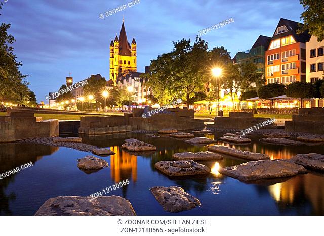 Rheingarten mit Kirche Gross St Martin am Abend, Altstadt, Koeln, Rheinland, Nordrhein-Westfalen, Deutschland, Europa