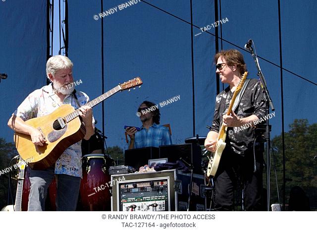Bill Nershi (L) of String Cheese Incident and John McFee of The Doobie Brothers performing at the Lockn’ Music Festival on September 13th
