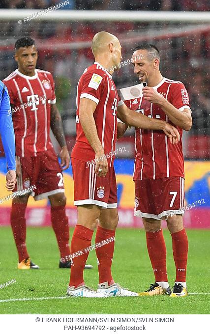 Franck RIBERY (FC Bayern Munich) ubergibt Arjen ROBBEN (FC Bayern Munich) die Kapitaensbinde vor seiner Auswechslung. Fussball 1. Bundesliga, 1