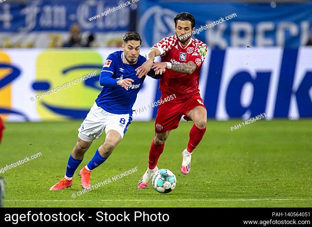 Suat SERDAR (GE) versus Danny LATZA (MZ), action, duels, football 1st Bundesliga, 24th matchday, FC Schalke 04 (GE) - FSV FSV FSV Mainz 05 (MZ) 0: 0
