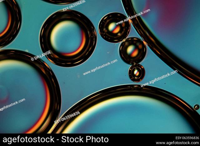 Soap bubbles collide at high magnification