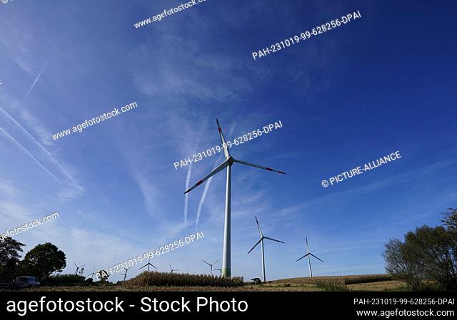 PRODUCTION - 18 October 2023, Schleswig-Holstein, Dissau: Numerous wind turbines stand on a cornfield. Photo: Marcus Brandt/dpa