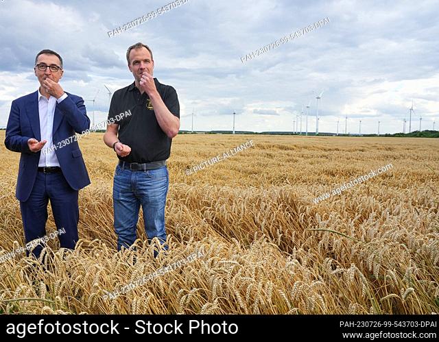 26 July 2023, Brandenburg, Treuenbrietzen/Ot Feldheim: Cem Özdemir (Bündnis 90/Die Grünen, l), Federal Minister of Food and Agriculture, and Sebastian Herbst