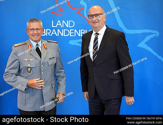 08 August 2023, Brandenburg, Potsdam: Lieutenant General Andre Bodemann (l), new commander of the Territorial Command, is received in the State Chancellery by...