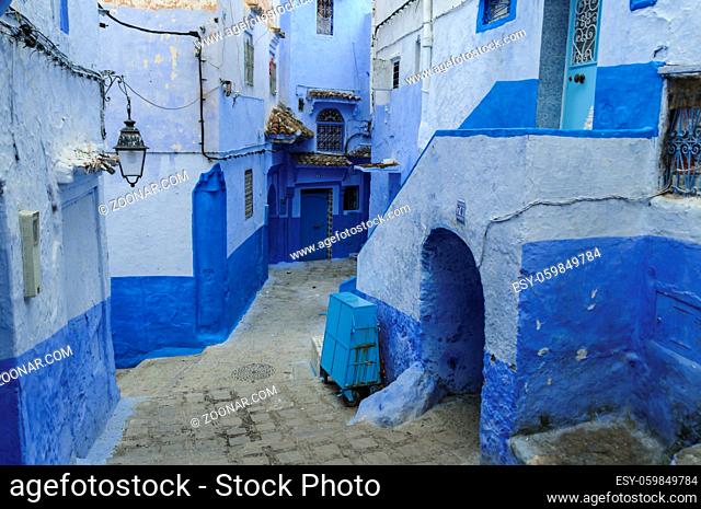Strasse in der blauen Stadt Chefchaouen, Marokko, Afrika