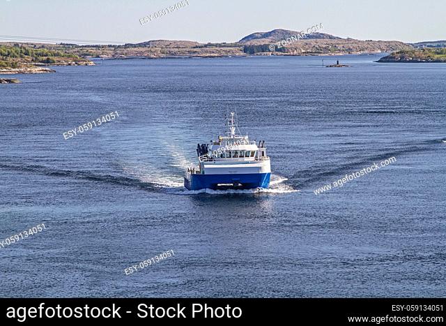 Transportschiff oassiert in schnellem Tempo den Naeroysundet bei Rorvik