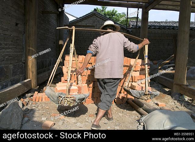 CHINA Migrant workers from the countryside working in construction in Kunming, Yunnan province. Photo by Julio Etchart