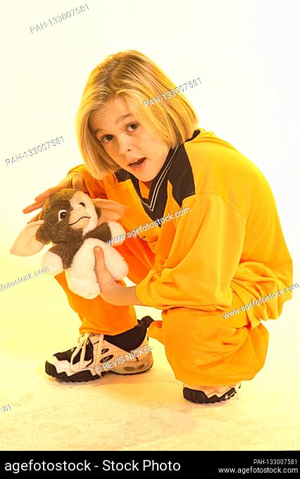 08.02.1998, the American pop singer Aaron Carter as a small boy at the age of 10 years backstage at the RSH Gold Dance Chart Party in the Ostseehalle in Kiel
