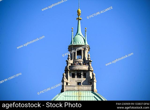 04 September 2023, Lower Saxony, Hanover: Visitors on the observation deck above the dome of the New City Hall. Photo: Julian Stratenschulte/dpa