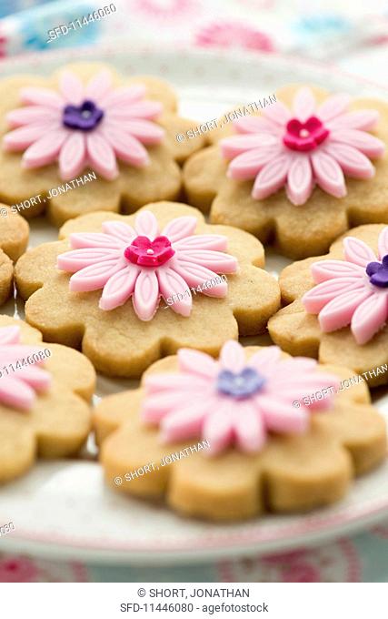 Shortbread biscuits decorated with sugar flowers