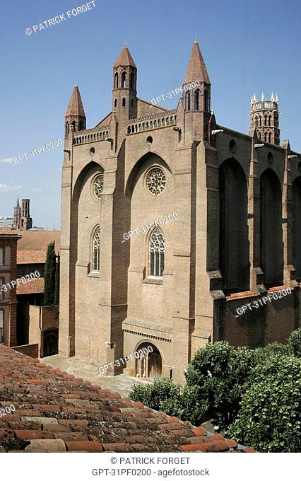 AUSTERE FACADE OF THE RED BRICK CHURCH WITH ITS TWO NAVES SURMOUNTED BY OCTAGONAL TURRETS, JACOBINS CONVENT, TOULOUSE, HAUTE-GARONNE 31, FRANCE