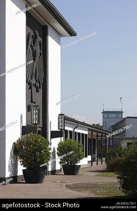 Butzweilerhof, Empfangsgeb‰ude von 1936 mit Adler, Im Hintergrund der Tower, Kˆln, Flughafen Kˆln-Butzweilerhof
