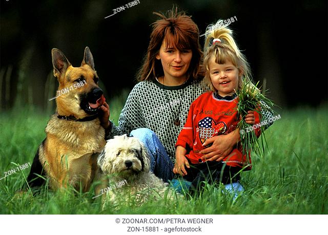 Junge Frau und Maedchen mit Deutschem Schaeferhund und Mischlingshund  /  Young Woman and girl with German Shepherd and Mixed Breed Dog  /  [Tiere, animals