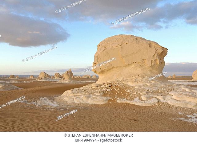 Limestone rock formations, White Desert, Farafra Oasis, Western Desert, Egypt, Africa