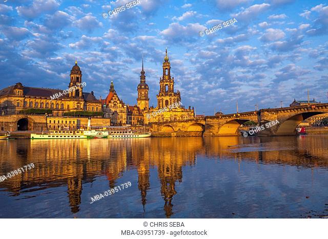 Europe, Germany, Saxony, Dresden, Elbufer (bank of the River Elbe) with paddlesteamer