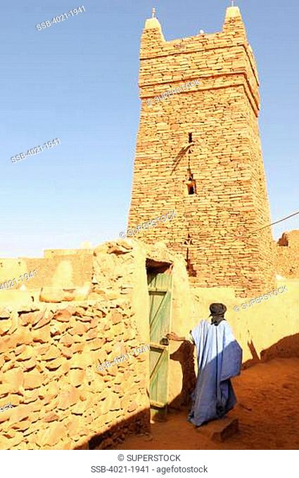 Mauritania, Chinguetti, man in front of mosque