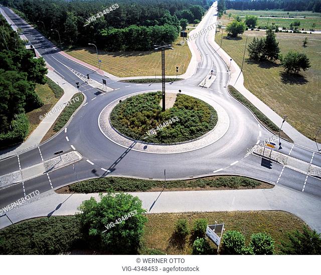 Verkehrsregelung, Panoramablick auf einen Kreisverkehr, an den vier Strassen angebunden sind, Brandenburg, Germany, traffic control