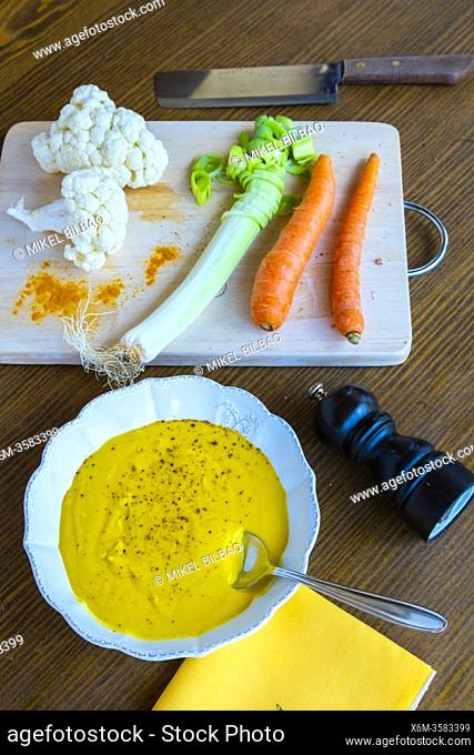 Cauliflower cream recipe with the ingredients, including carrots, cauliflower, seek, pepper and curcuma