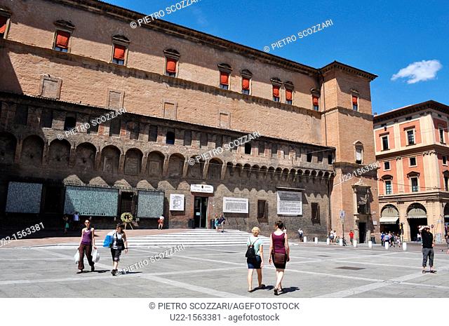 Bologna (Italy): Piazza del Nettuno, with the former Sala Borsa Palace