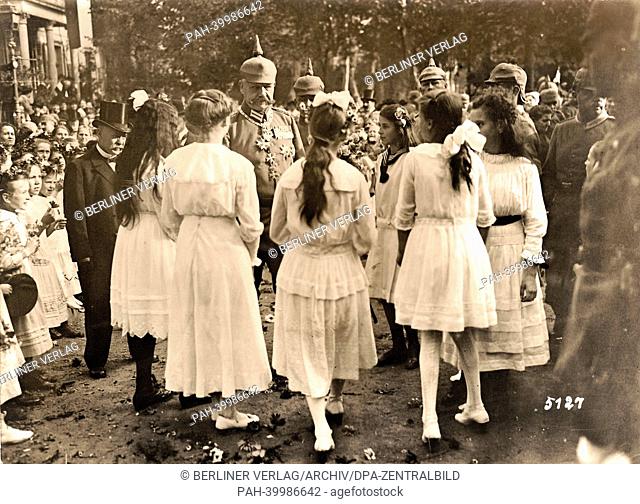 School girls give flowers to Field Marshal Paul von Hindenburg on the occasion of this 70th birthday in the Großes Hauptquartier (Supreme Army Command...